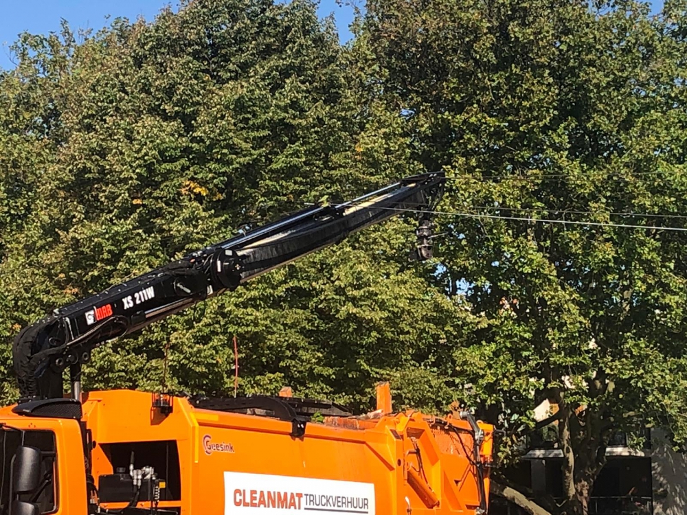 Parkweg nog de hele avond dicht na kapottrekken bovenleiding tram door vuilniswagen