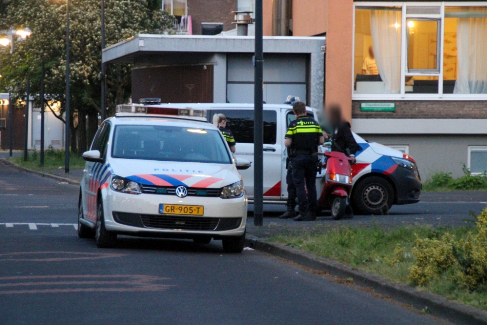 Politie achtervolgt scooterrijder