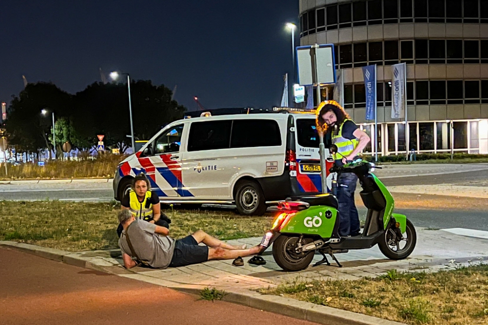 Beschonken snorfietser gaat onderuit op rotonde Westfrankelandsedijk