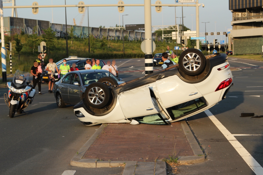 Auto komt op dak terecht bij aanrijding op ‘s-Gravelandseweg, twee gewonden