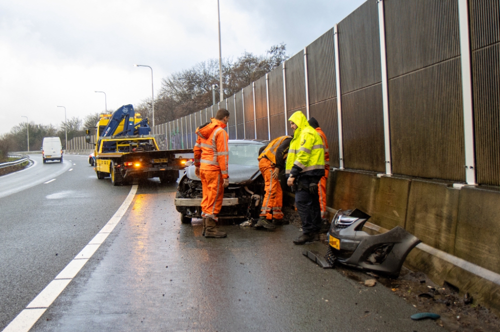 Auto (met nét nieuwe banden) vliegt uit de bocht