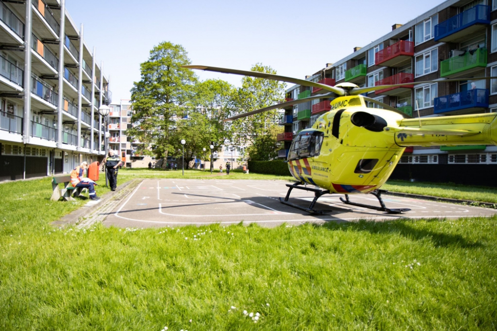 Tramahelikopter landt op speelveldje voor medische noodsituatie met baby