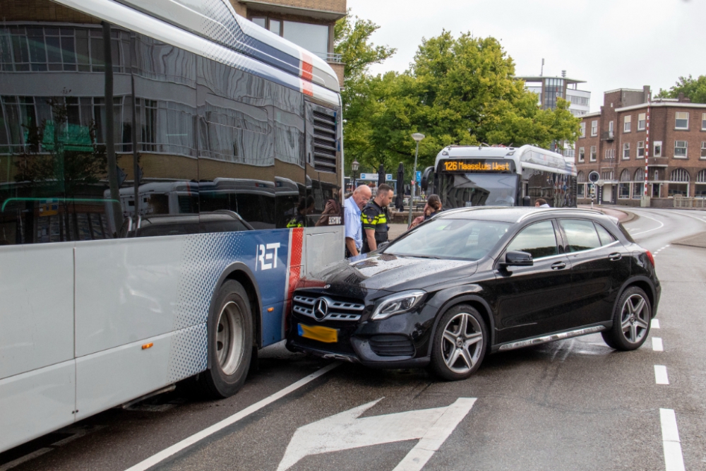 Auto knalt tegen stilstaande RET bus op de Gerrit Verboonstraat