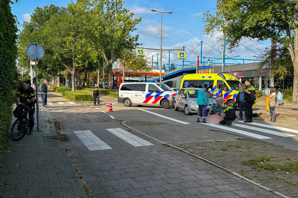 Fietsster raakt gewond bij botsing met auto