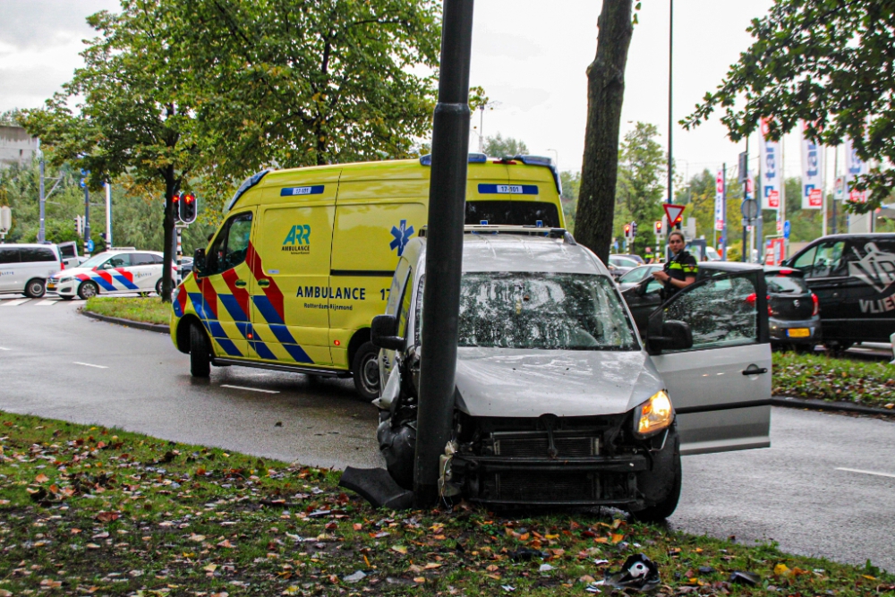 Bestuurster auto gewond na botsing met paal op de Hargalaan