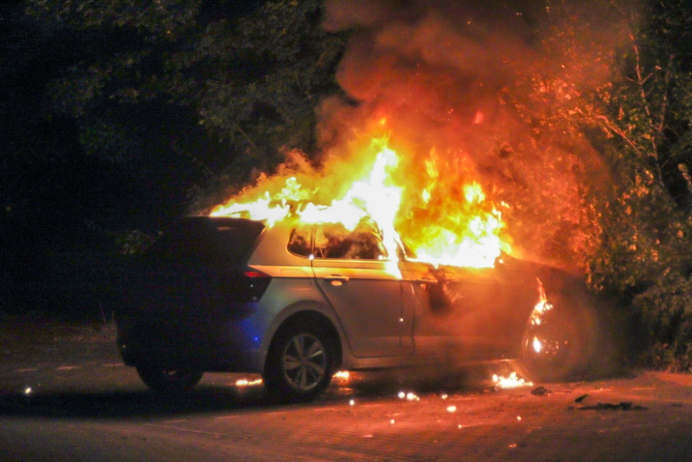 Auto vliegt twee keer in brand aan de Laan van Spieringshoek, brandstichting wordt niet uitgesloten