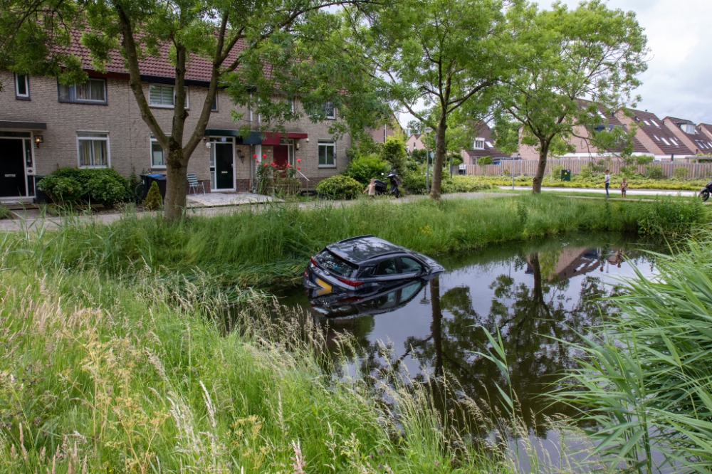 Auto rijdt het water in aan de Carry Pothuisstraat