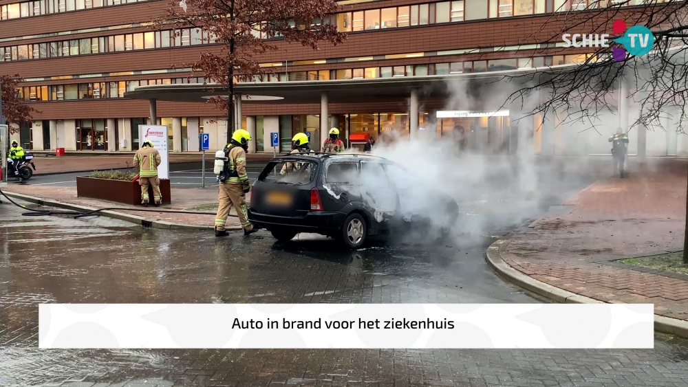 Auto in brand voor het ziekenhuis