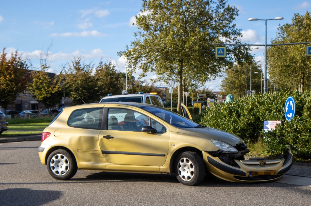 Auto flink beschadigd bij aanrijding op Zwaluwlaan