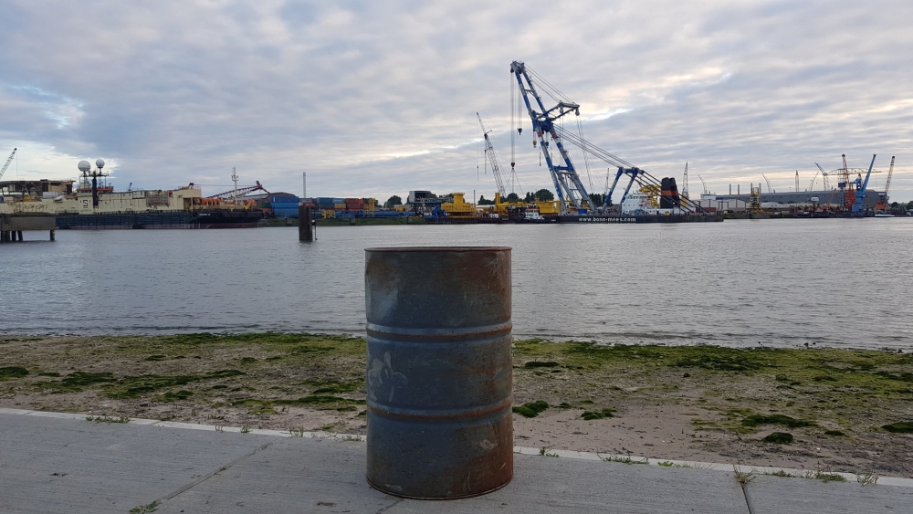 Oliedrum met onbekende vloeistof aangespoeld in Schiedam