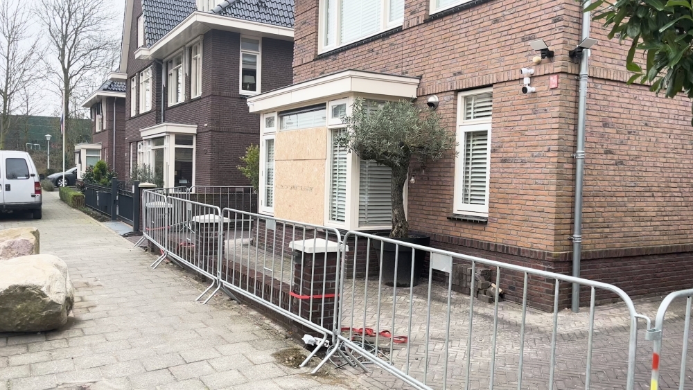 Wilde Richenthly L. loodgieter afpersen met spandoek ‘betalen dief’?