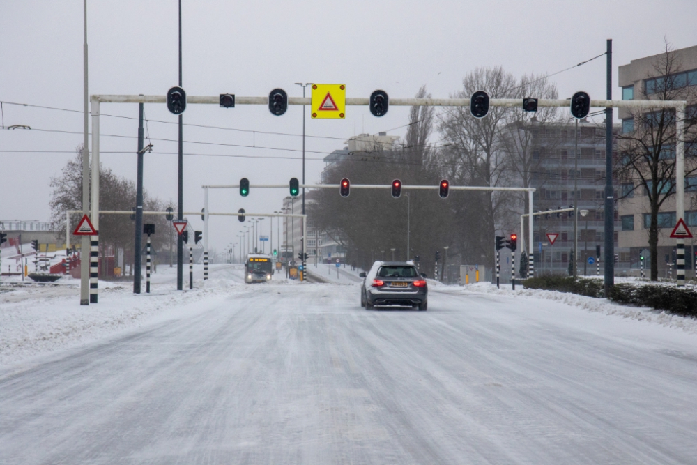 Van Haarenlaan wit ondanks alle inzet van de strooiploegen en sneeuwschuivers