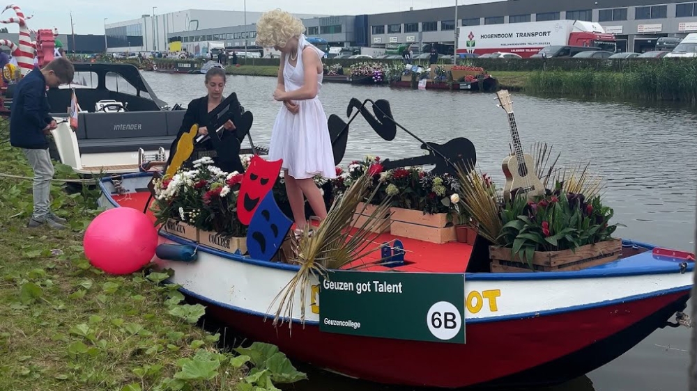 Bootjes bekleed met bloemen varen niet dóór, maar langs Vlaardingen