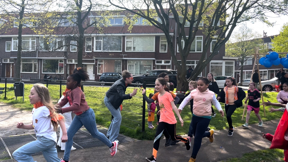 Leerlingen van basisschool De Singel halen geld op tijdens de Koningsspelen