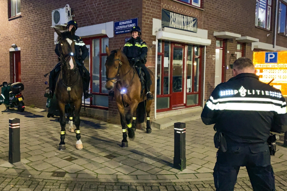 Politie te paard in strijd tegen vuurwerkoverlast