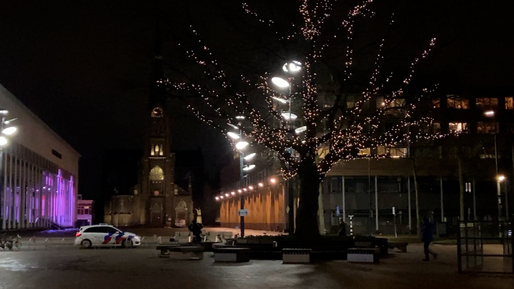 Avondklok ingegaan: weinig mensen op straat, wel politie