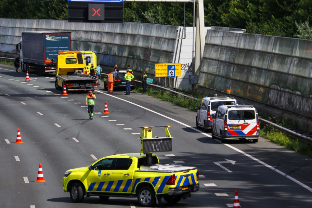 Lange files door aanrijding taxi en vrachtwagen op de A20