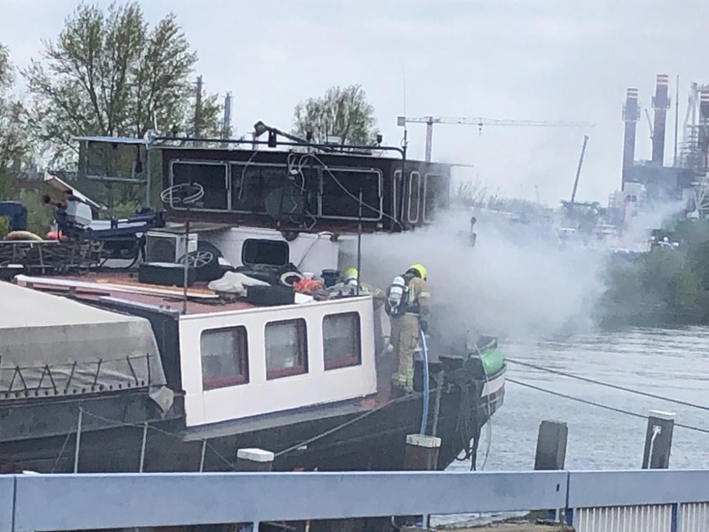 Brand op verlaten schip in de Voorhaven, daar waar eerst een drugslab was