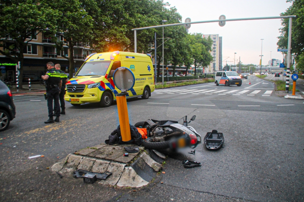 Maaltijdbezorger maakt flinke klap bij aanrijding met auto