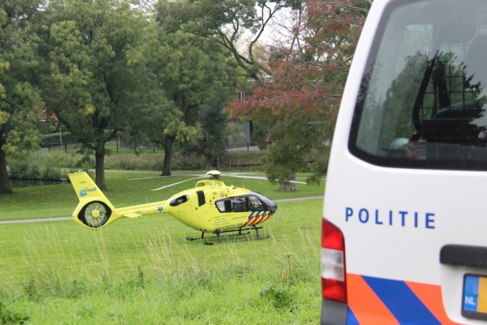 Traumahelikopter trekt veel bekijks op Vlaardingerdijk