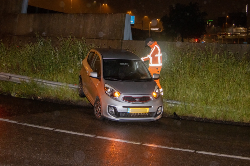 Auto belandt op vangrail toerit snelweg