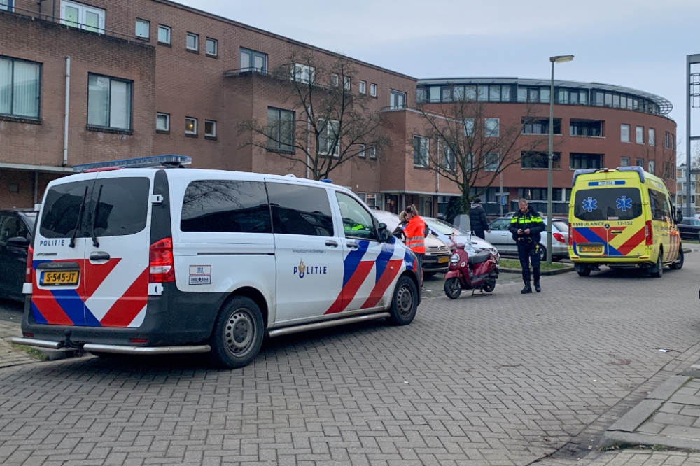 Scooterrijder raakt gewond bij aanrijding op Nolenslaan