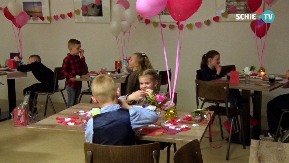 Verliefde kinderen genieten van een Valentijns diner “We houden elke dag van elkaar”