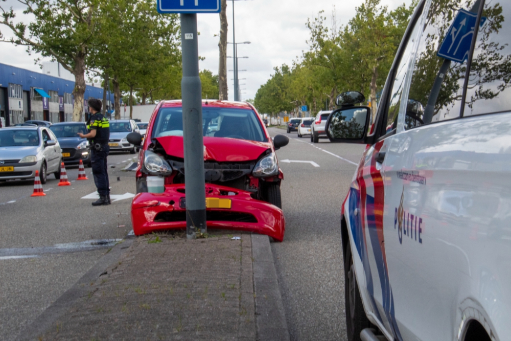 Paal op de middenberm van de &#039;s-Gravelandseweg aangereden door auto