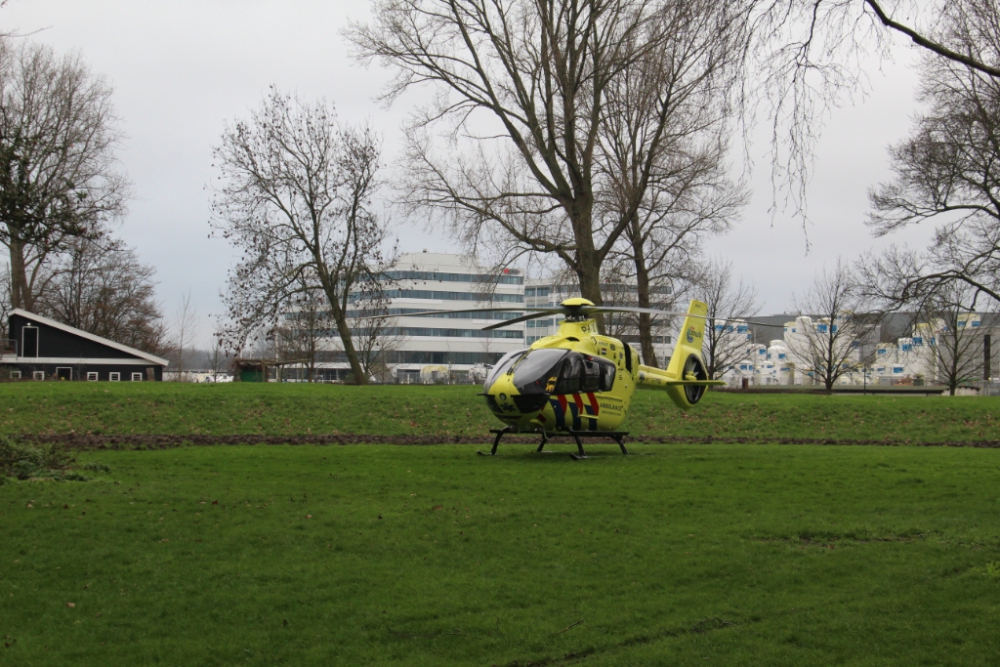 Traumahelikopter landt tussen flats Havendijk