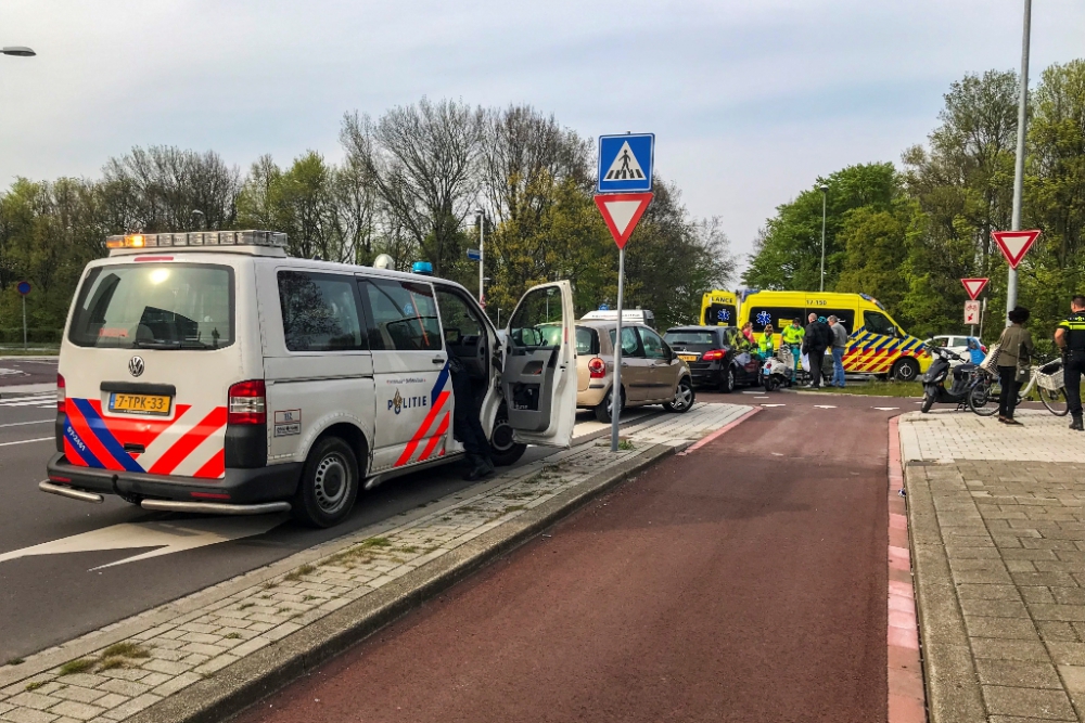 Auto en snorscooter botsen op elkaar: één gewonde