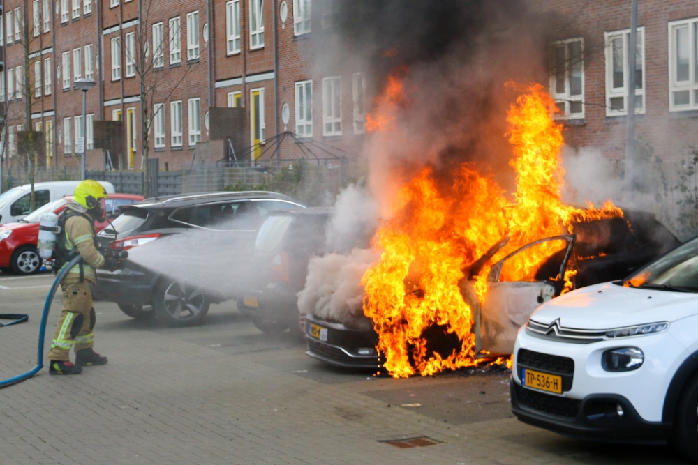 Flinke vuurzee bij autobrand op de Fultonstraat