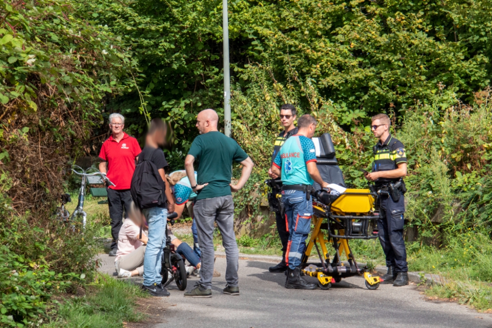 Twee fietsers botsen met elkaar net na tunneltje Sportpad