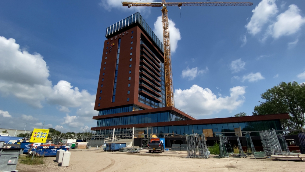 Nieuwe blikvanger Van der Valk Schiedam wordt zelfvoorzienend: ‘Één van de modernste gebouwen van het land’