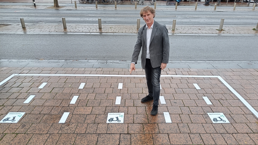 Zwerfscooters voorbij? Schiedam komt met verplichte parkeerplekken voor deelscooters