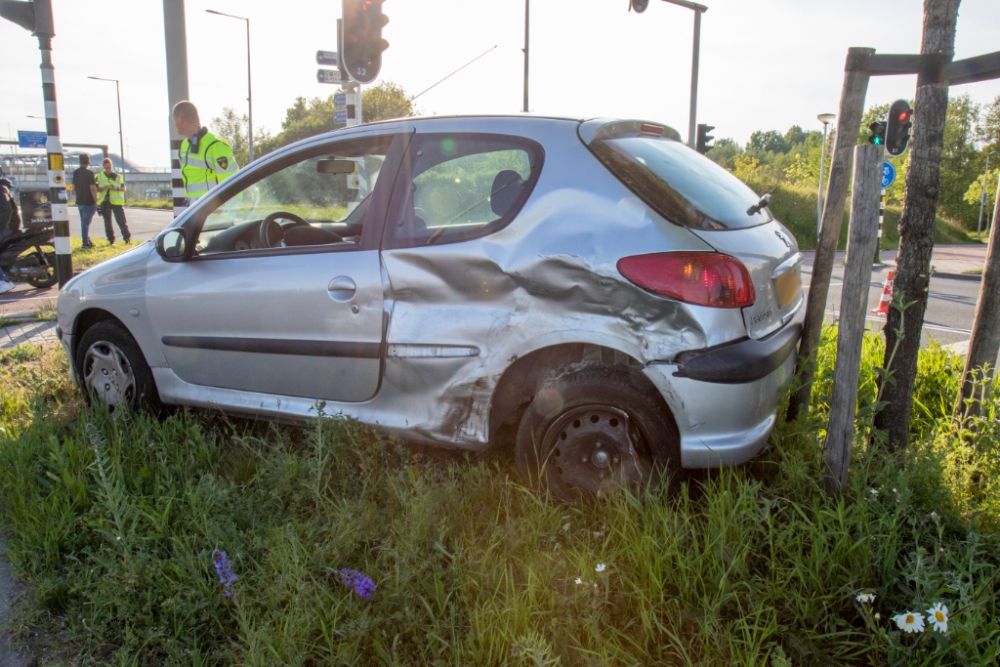 Bijzonder ongeval tussen twee auto&#039;s op de Vlaardingerdijk