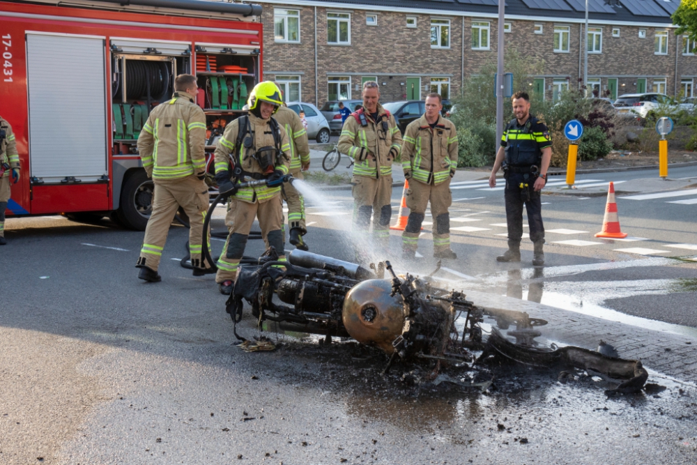 Motor vliegt tijdens rijden op de Franselaan in brand en brandt uit