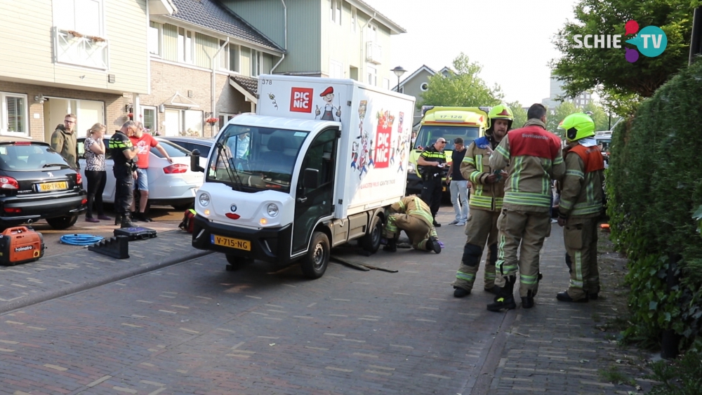 Jong meisje na een half uur bevrijd onder Picnic-wagentje na aanrijding