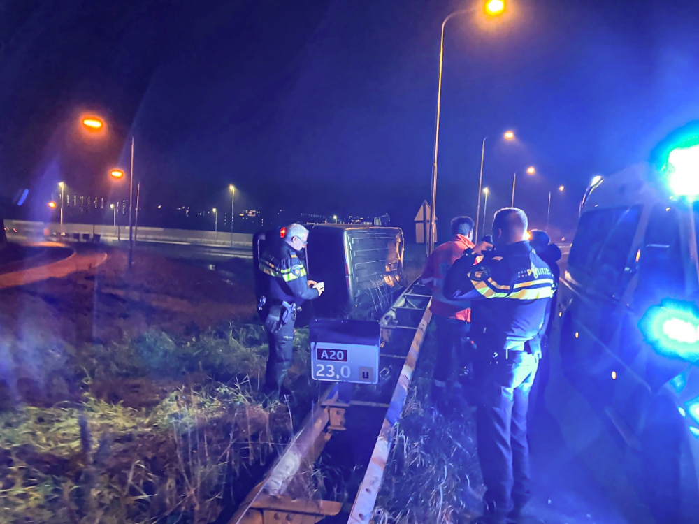 Busje vliegt uit de bocht van de A20