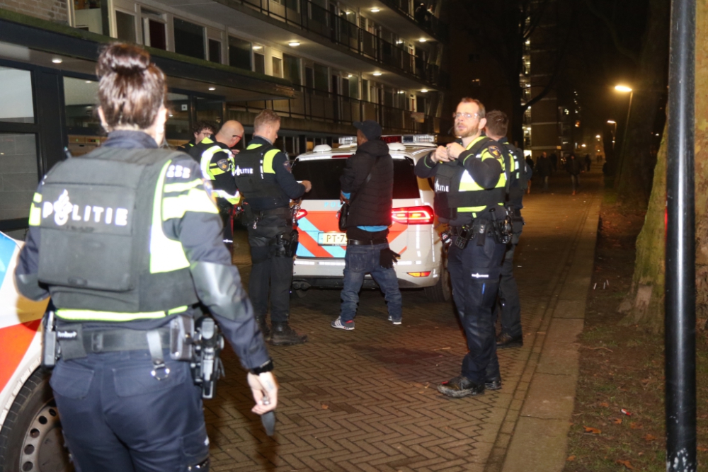 Man gewond bij steekpartij, politie doet instap in woning in de Jozef Oreliosingel