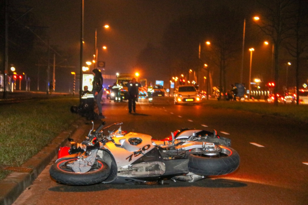 Motorrijder schept voetganger