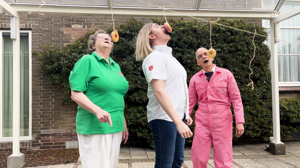 Leger des Heils trakteert Vlaardingers op duizend donuts op Donutday