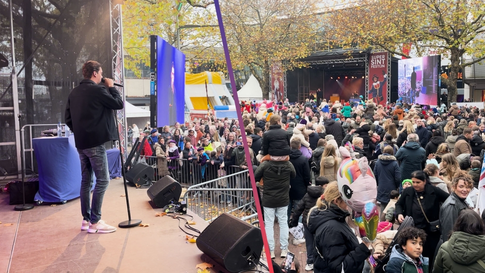 Sinterklaas verwelkomd door Yves Berendse op Vlaardings Veerplein