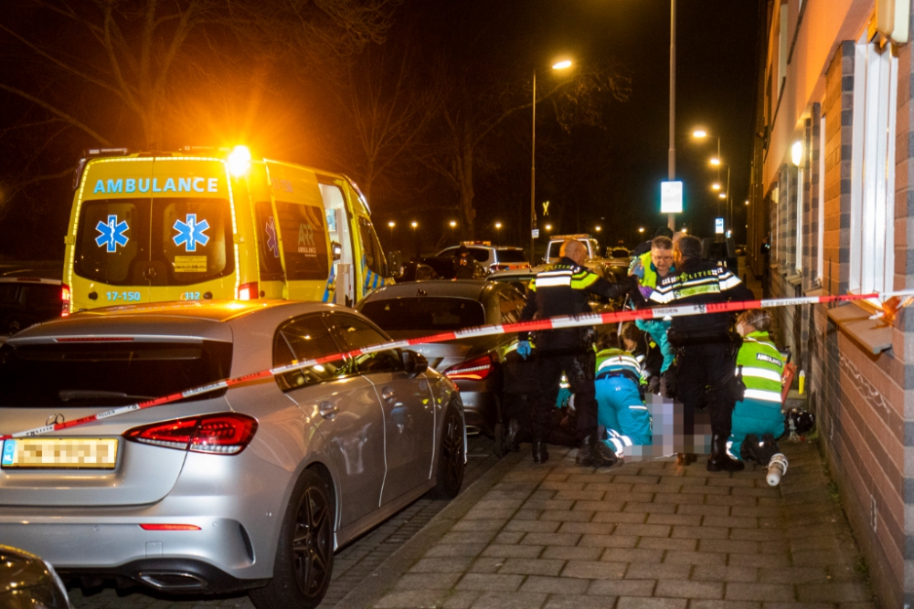 Zwaargewonde man op straat, drie aanhoudingen