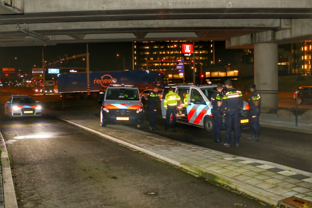 Politiemacht met acht wagens en kogelwerende vesten zet auto aan de kant bij Vijfsluizen