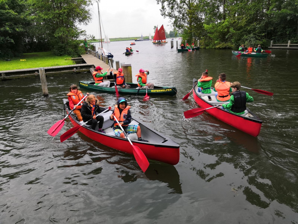 Welpen uit de hele regio halen spelenderwijs plastic uit het water