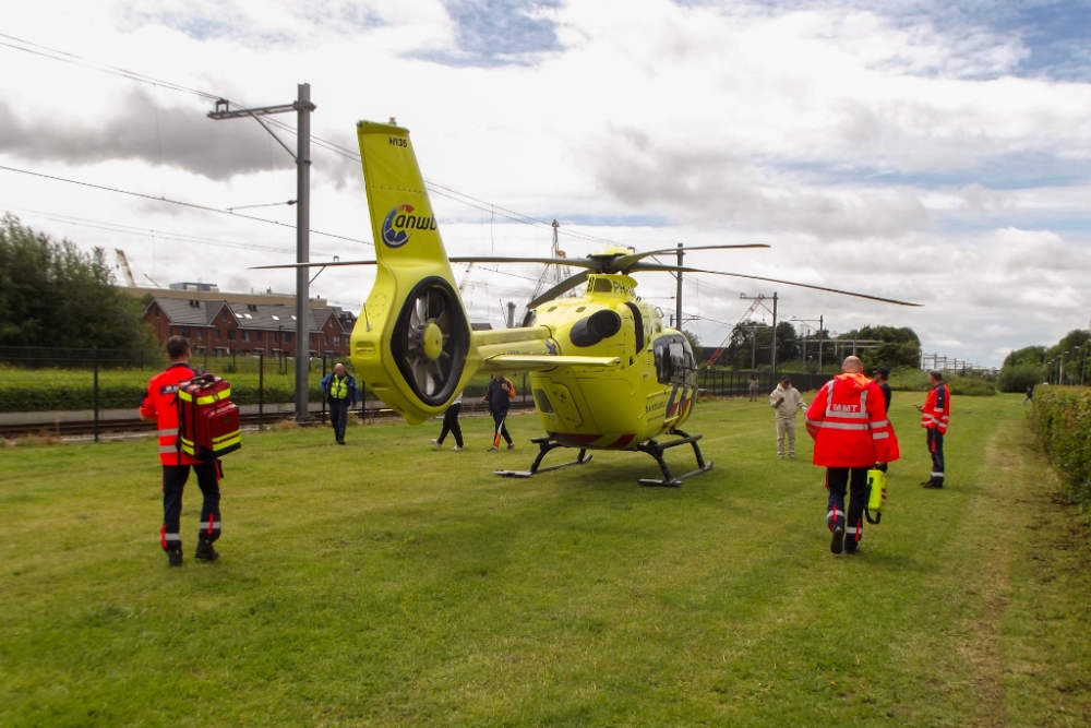 Traumahelikopter landt naast de metrobaan voor vrouw en kind