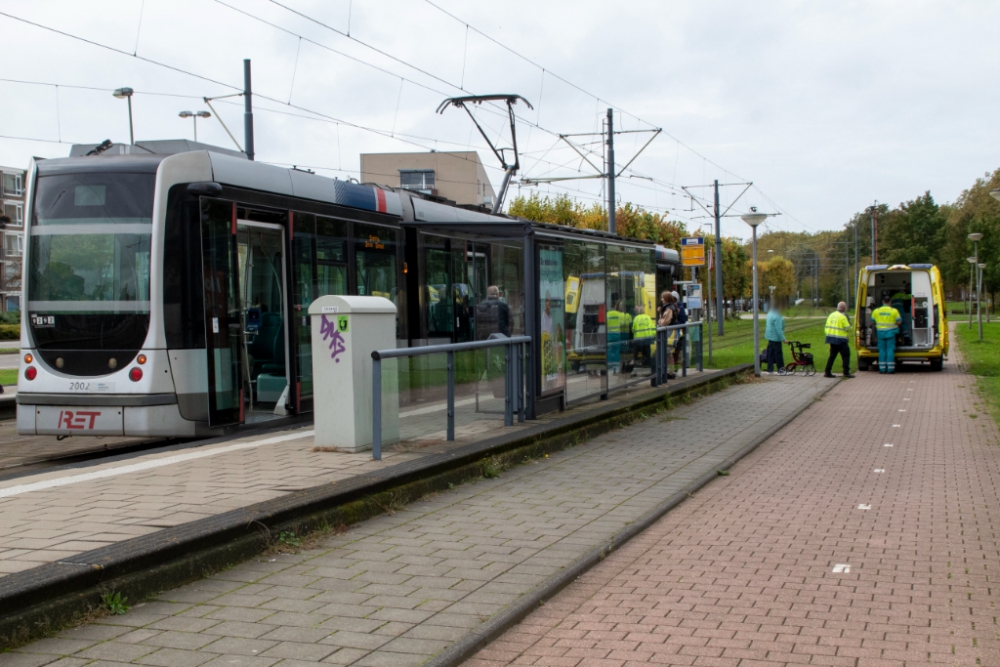 Tramlijnen 21 en 24 tijdelijk gestremd door gevallen vrouw in tram