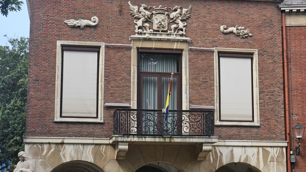 De kamer van de burgemeester in het stadhuis in Vlaardingen zit potdicht, de gemeente wil niet reageren op camera