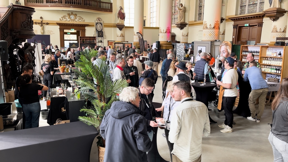 Verschillende smaken bij burgemeester Harald Bergmann&#039;s eerste Jeneverfestival