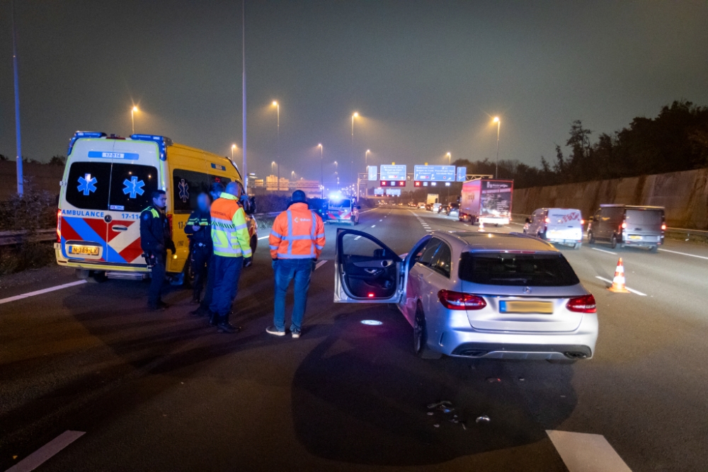 Bestelbus en personenauto botsen op de snelweg: tot 40 minuten vertraging